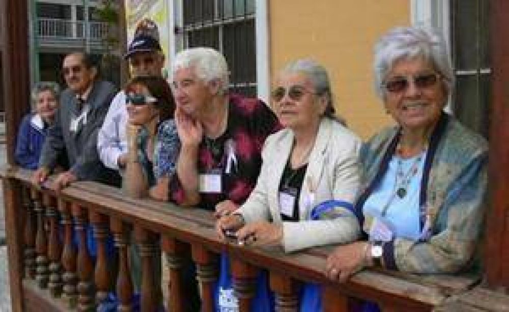 Caritas de Chile fortalecer su programa del adulto mayor