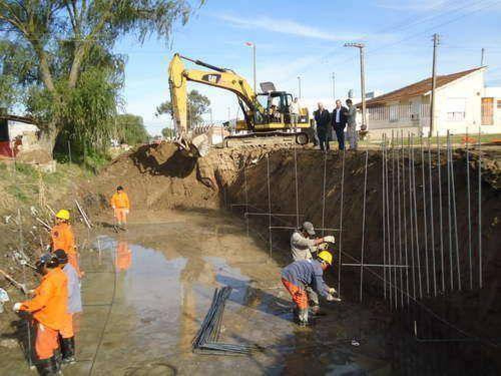 Jos� Echeverr�a visit� la obra del canal de calle 112