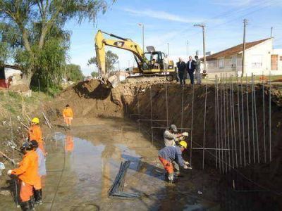 Jos� Echeverr�a visit� la obra del canal de calle 112