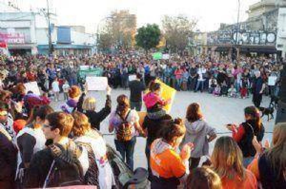 ADELANTO: Multitudinaria convocatoria bajo el lema #NiUnaMenos en Chivilcoy