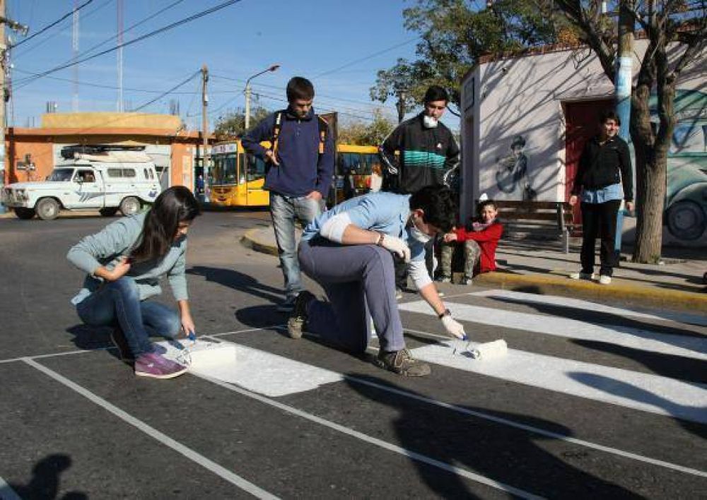 Alumnos se�alizan las calles de Rawson