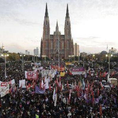 Multitudinaria marcha contra el femicidio en La Plata y el pa�s