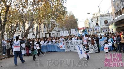 Multitudinaria marcha en Olavarr�a pidiendo fin a la violencia de g�nero