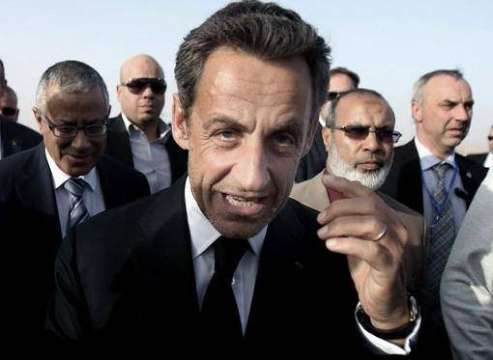 Detienen a seis funcionarios franceses que acompaaron a Sarkozy en su mandato presidencial