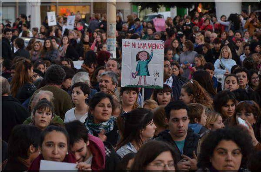 �Ni una menos�: masiva marcha en Azul