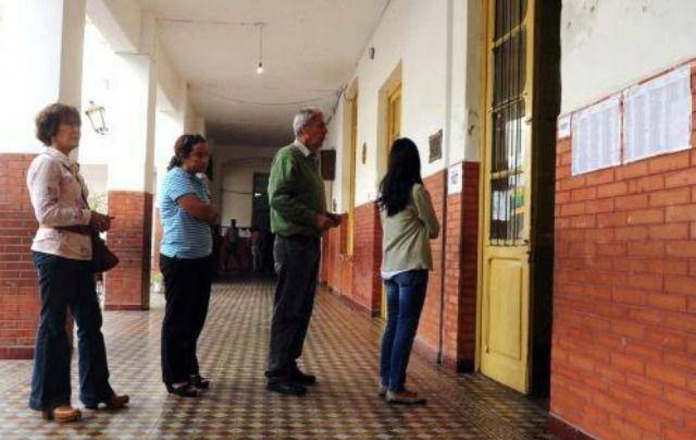 Prohibir�n uso del celular en el cuarto oscuro en C�rdoba