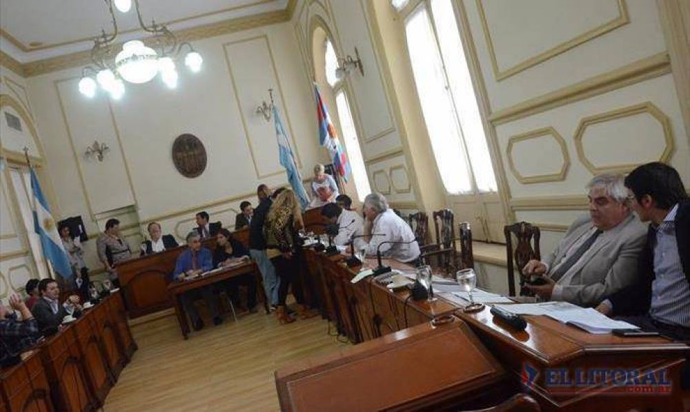Pol�mica fuera del recinto por el pedido de suspender la licitaci�n del transporte
