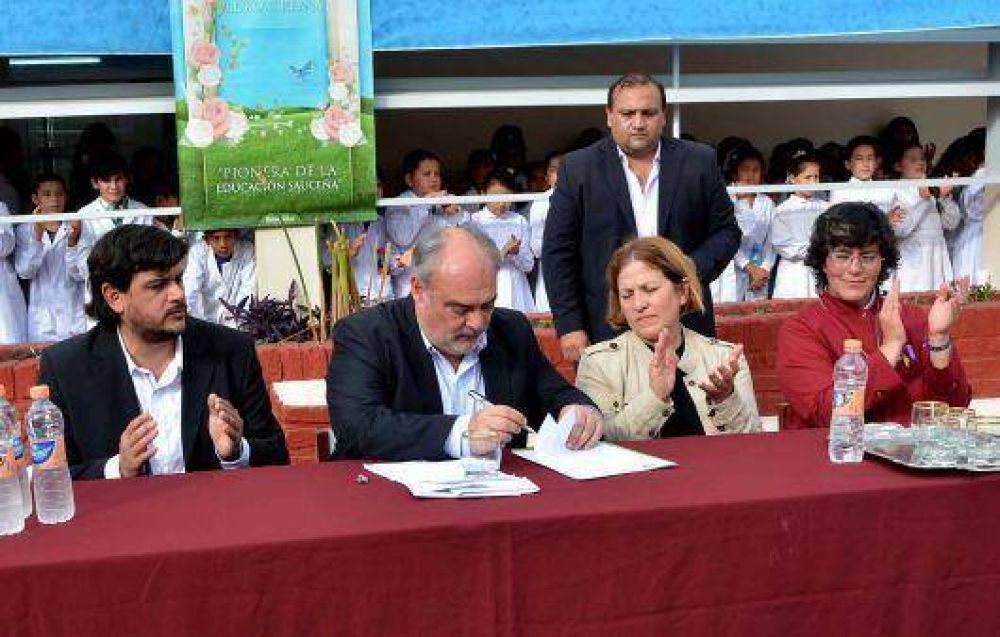 Colombi inaugur� obras, entreg� un colectivo y puso en marcha proyectos productivos en Sauce