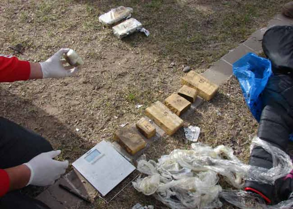 Secuestraron 10 panes de marihuana