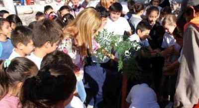 Ada promovi la formacin de ciudadanos plantando rboles
