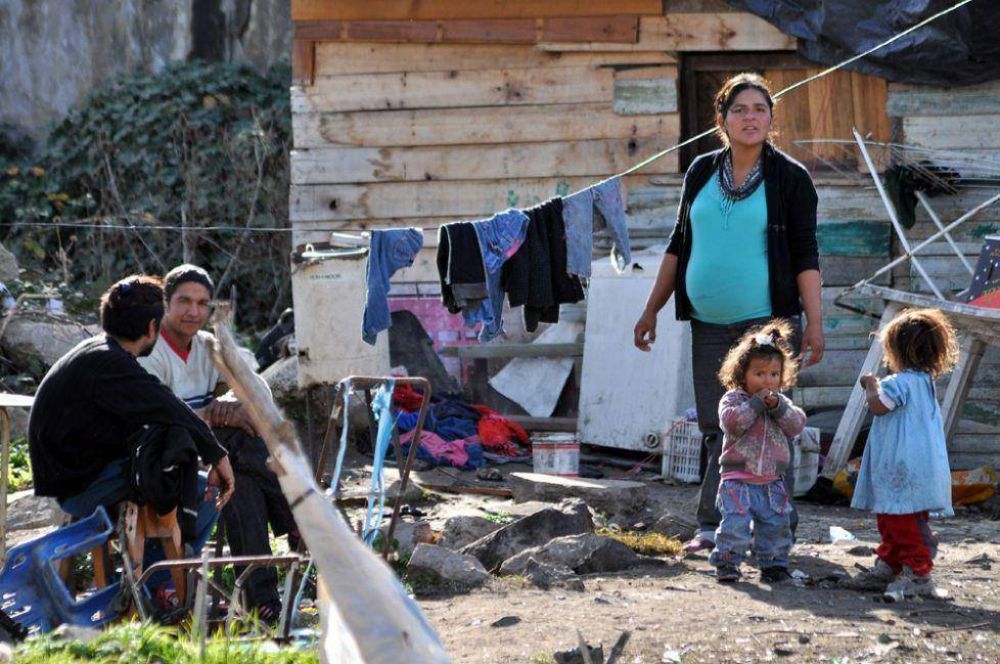 Solicitan ayuda para tres familias con quince nenes que viven en la pobreza