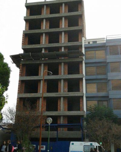 Un trabajador falleci� tras caer del octavo piso