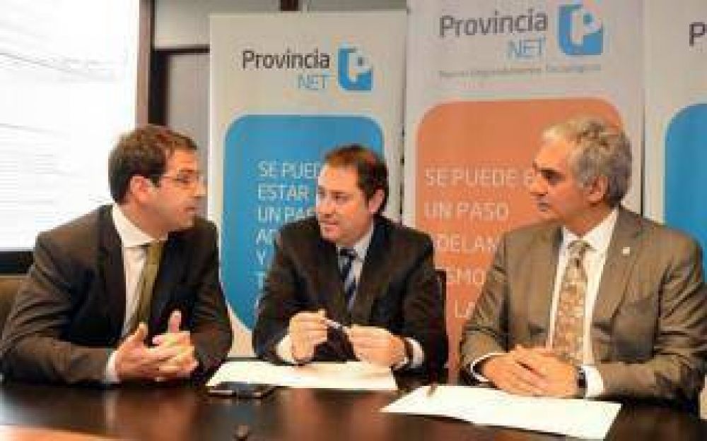 Montoya firm� un acuerdo con el Intendente de Coronel Pringles