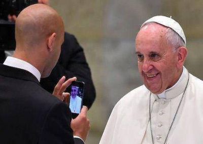 Hermosean cruz de San Juan Pablo II para venida del papa Francisco