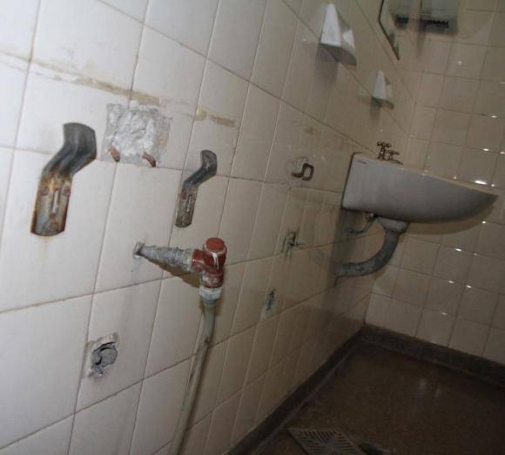 Por el vandalismo, piensan en poner c�maras fuera de los ba�os de Urgencias