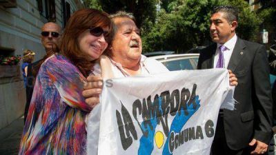 Turistas y militantes en la puerta del hotel pusieron de buen humor a Cristina