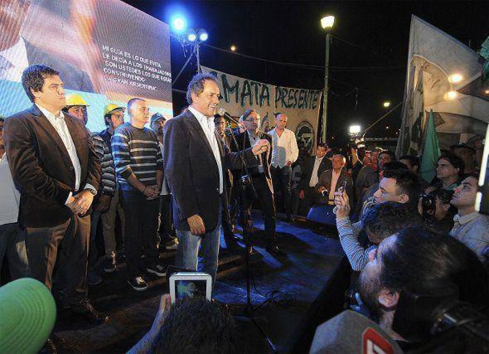 Scioli encabez� multitudinario encuentro con militantes del PJ