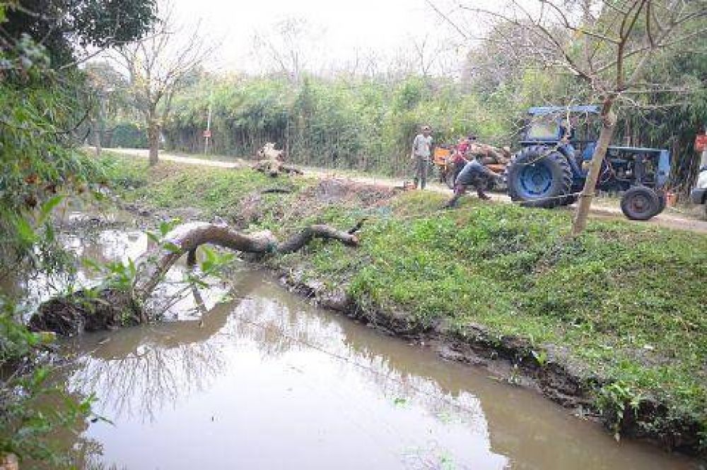 Tareas de saneamiento y adecuaci�n de canales en Los Talas