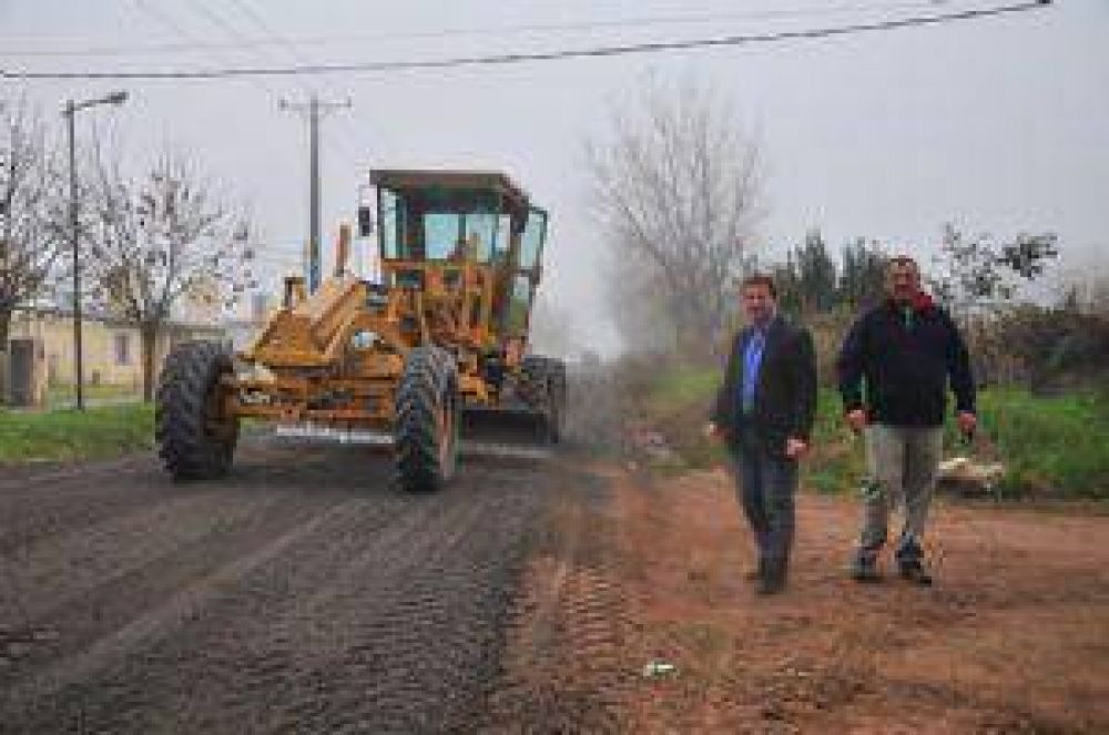 Realizan trabajos de estabilizado de calles en inmediaciones de las avenidas 22 de Octubre y 84