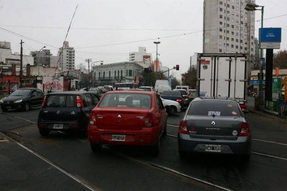 El paso a nivel de diagonal 80 y 1, un peligro cotidiano sobre las v�as