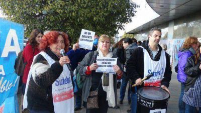 Por problemas de cobro, docentes de Suteba se manifestaron en el Consejo Escolar