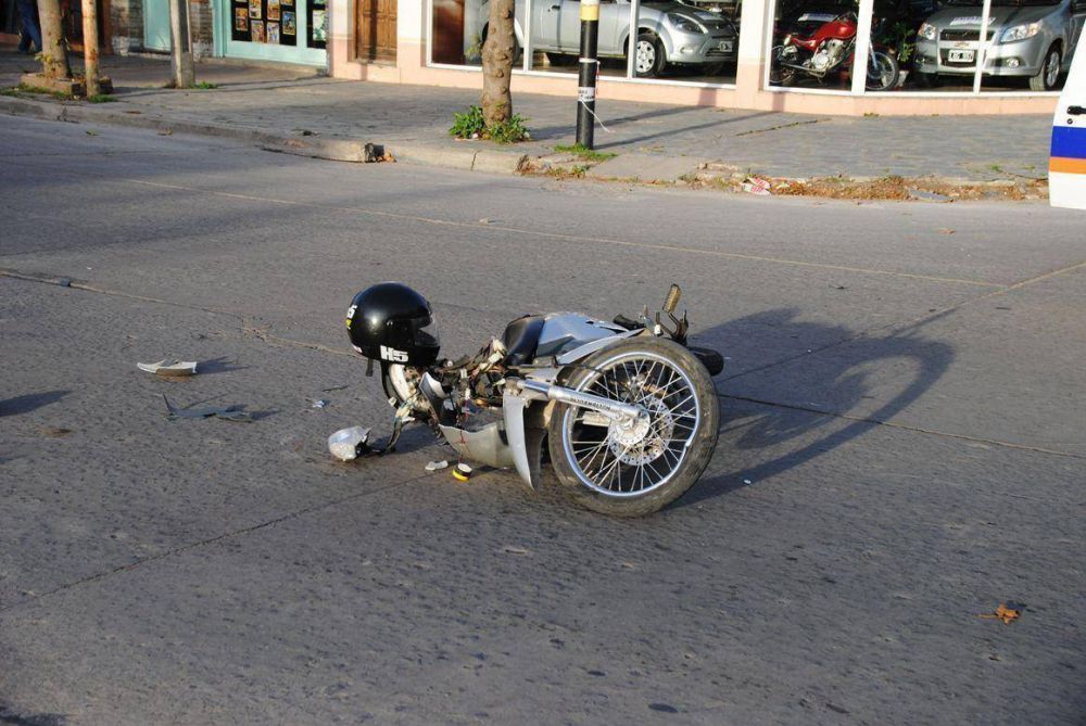 En Gonz�les Chaves y 7 | Dos heridos tras accidente entre motos