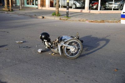 En Gonz�les Chaves y 7 | Dos heridos tras accidente entre motos
