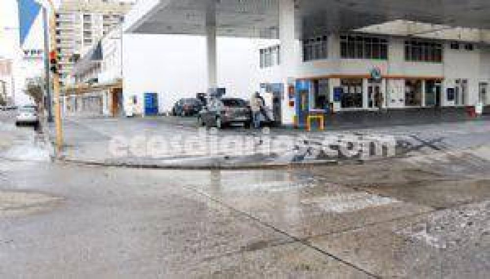 Inadmisible derroche de agua en la intersecci�n de avenidas 10 y 79