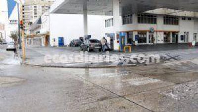 Inadmisible derroche de agua en la intersecci�n de avenidas 10 y 79