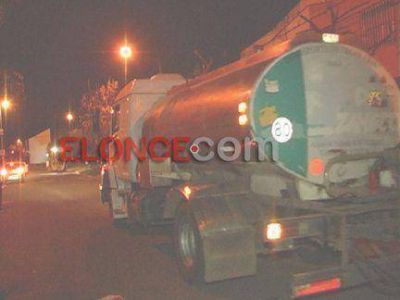 Un cami�n lechero se qued� sin embrague en calle Monse�or Dobler