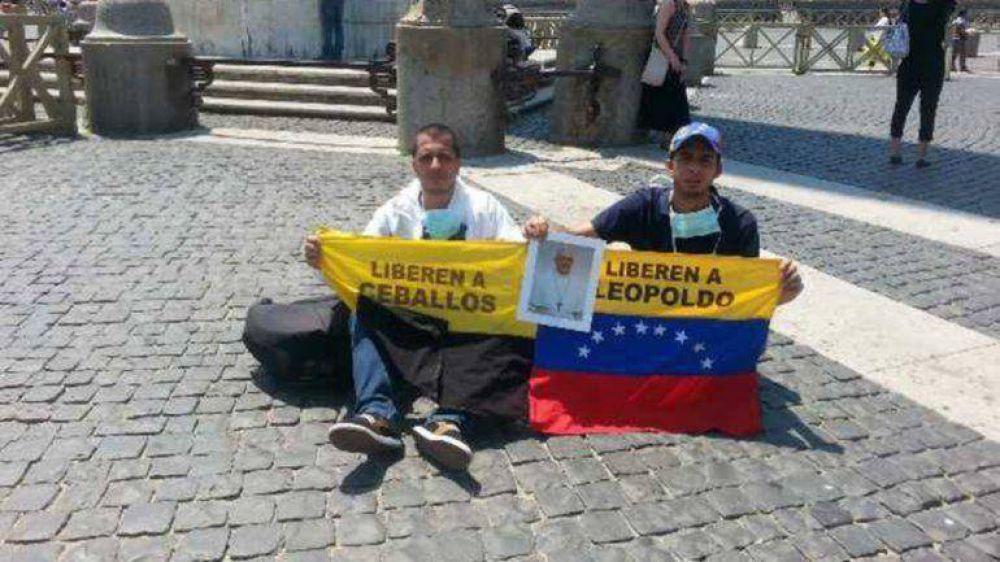 Esperando a Maduro: dos venezolanos inician una huelga de hambre frente al Vaticano