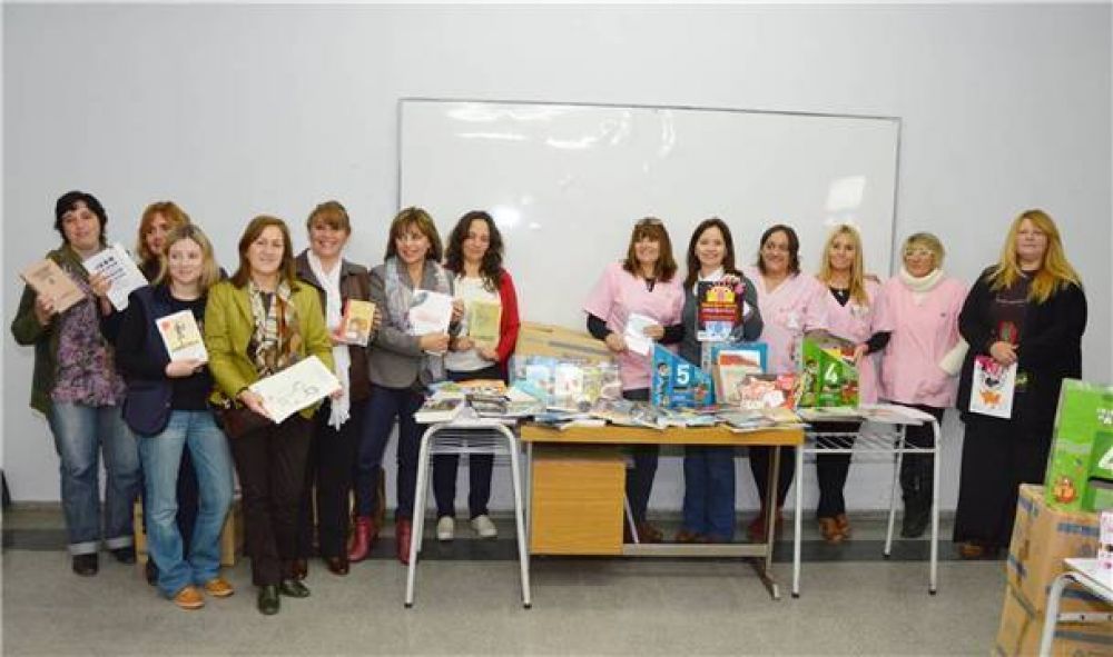 Entrega de materiales en el CRUB a bibliotecas