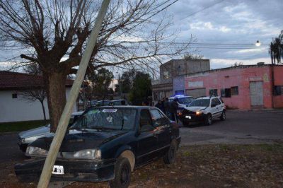 Un remis y una camioneta chocaron en Barrio Sarmiento