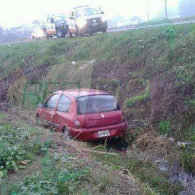 Villa Elvira: por la niebla termin� en un zanj�n
