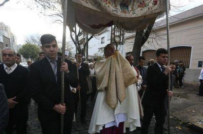 Gran movilizaci�n de fieles para la celebraci�n del Corpus Christi