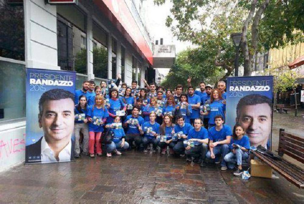 A pesar de la lluvia, realizaron intensa jornada militante de #Randazzo2015