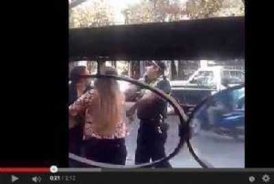 Un polic�a agrede a una mujer en plena calle sin saber que lo est�n filmando