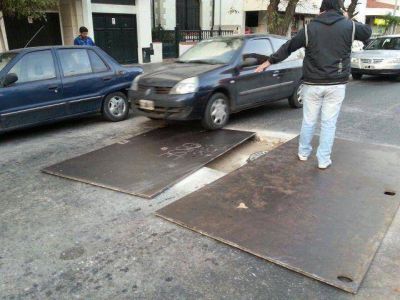 Se corrieron los chapones y los autos rompen las llantas