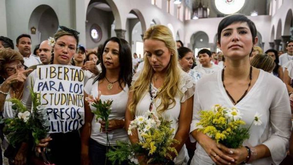 Crece la presi�n y Maduro cancela su visita al Papa