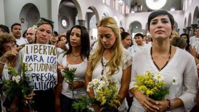 Crece la presi�n y Maduro cancela su visita al Papa