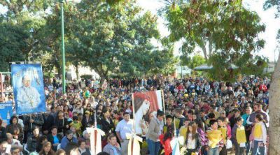 Una multitud de fieles ador� y proclam� por las calles la presencia de Jes�s en la Eucarist�a