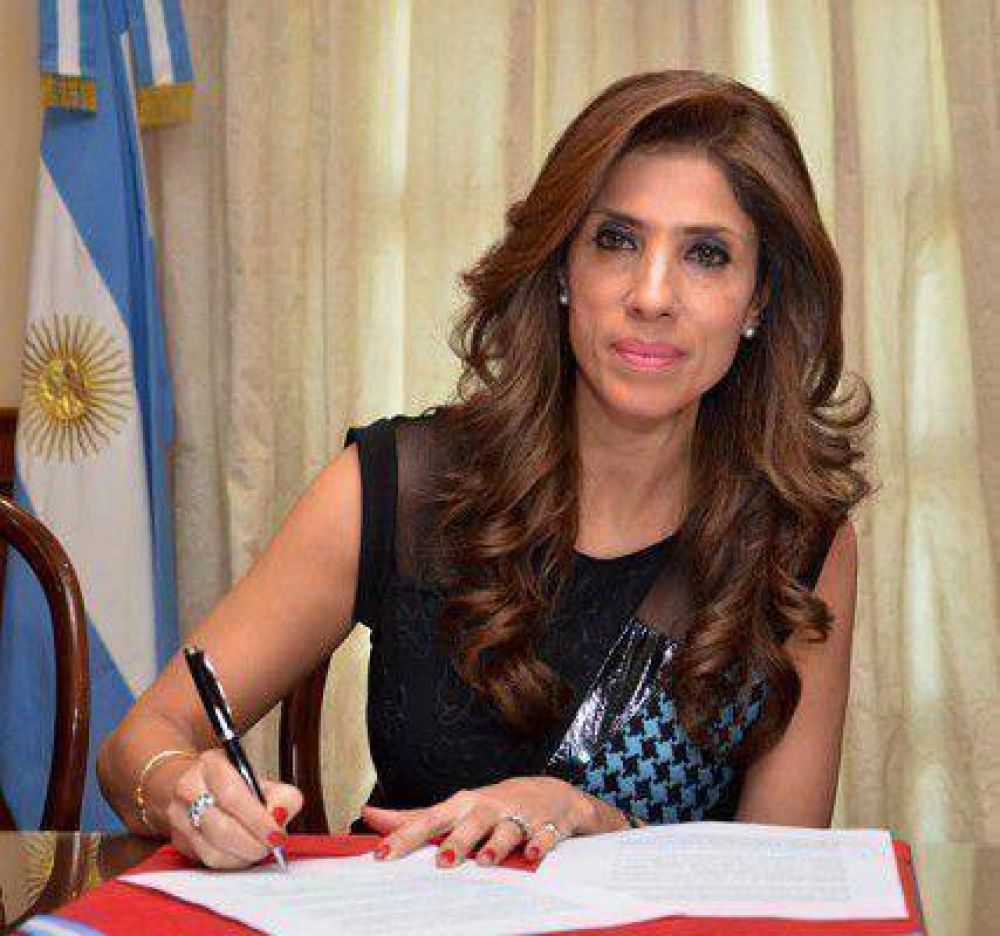 La Gobernadora firm� decretos para iniciar importantes obras