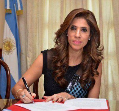 La Gobernadora firm� decretos para iniciar importantes obras