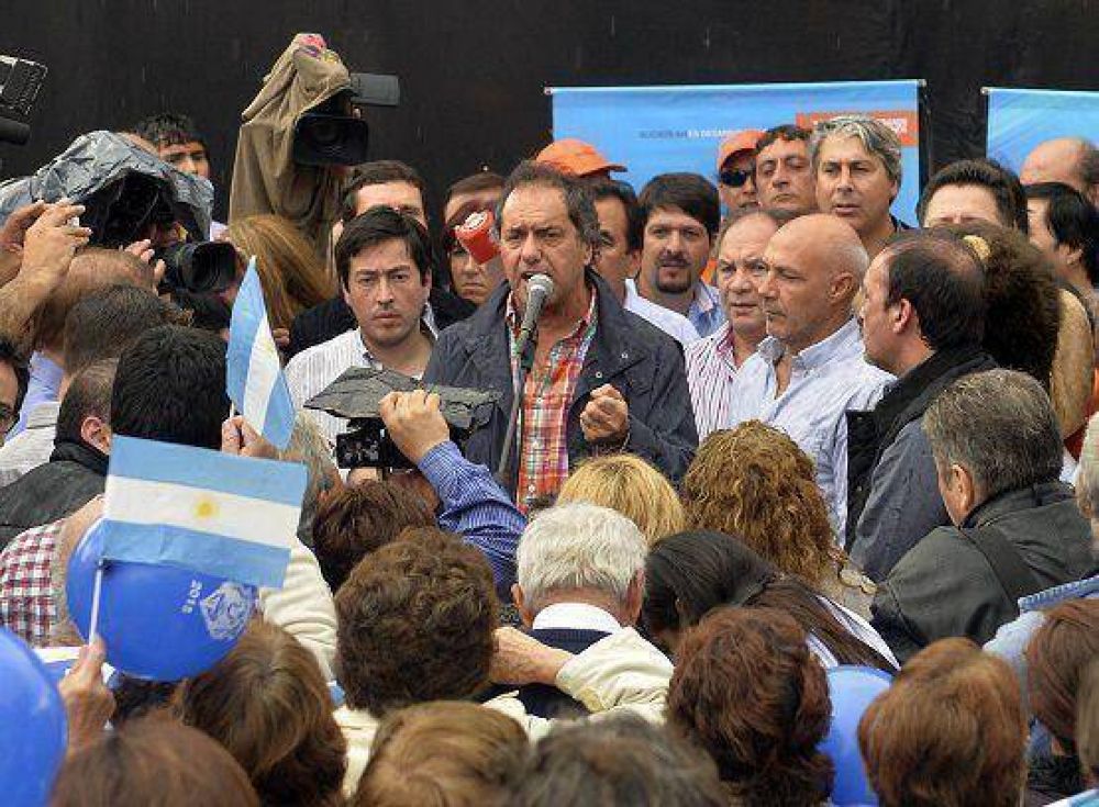 Scioli encabez� encuentro con j�venes en Malvinas Argentinas