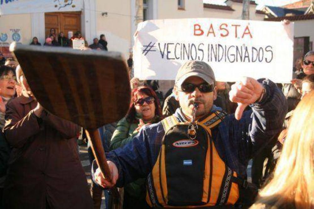 #VecinosIndignados reclamaron frente al Municipio