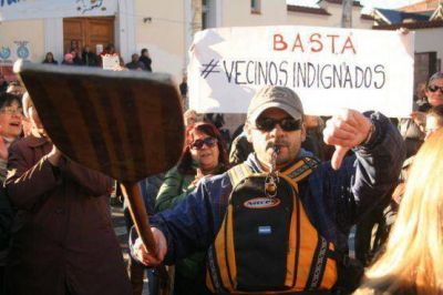 #VecinosIndignados reclamaron frente al Municipio