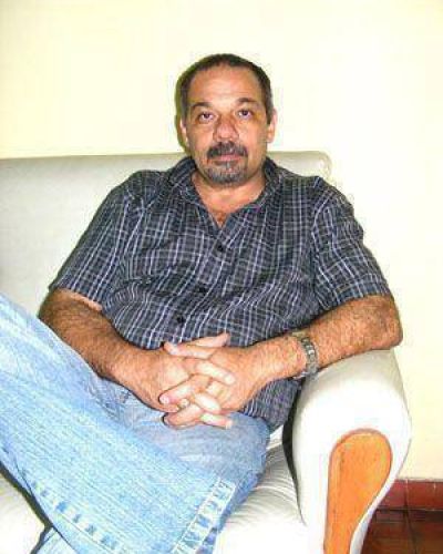 El concejal Arellano expone sobre tratamiento de los residuos.