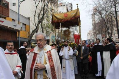Una multitud de fieles particip� de la celebraci�n de Corpus Christi