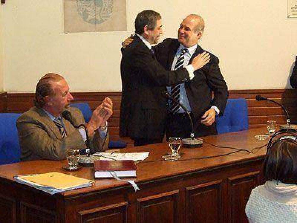 Asumi� Ferraresi y prometi� "compromiso con la gesti�n".