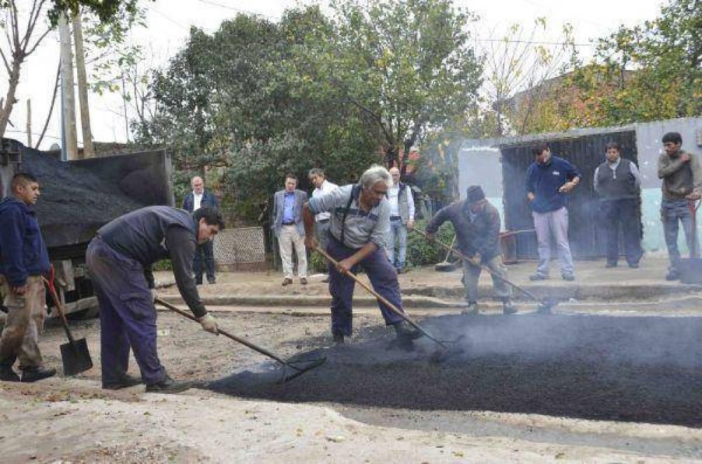 D�az P�rez supervis� obras de pavimentaci�n